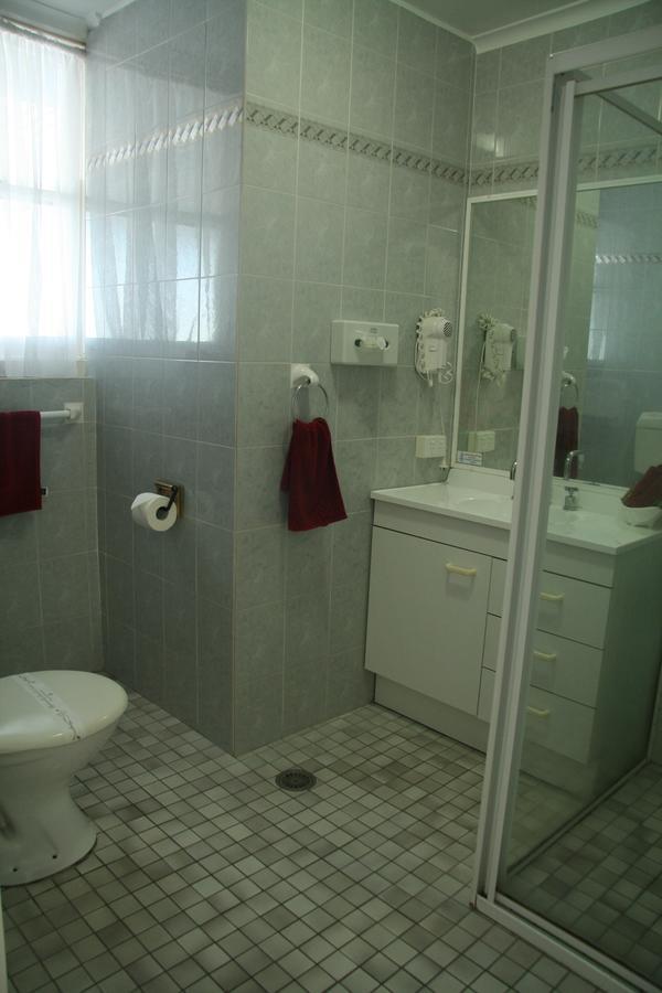 Colonial Court Motor Motel 3*
